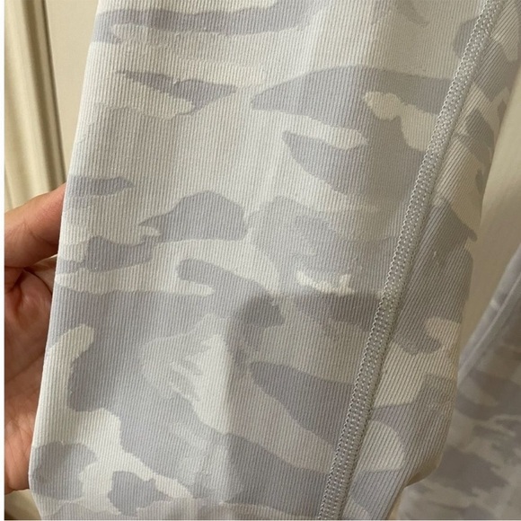 Lululemon women’s camo print leggings size 4 - Picture 3 of 7